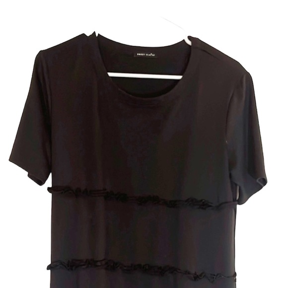 • SIMPLE BLACK RUFFLED DRESS - Picture 2 of 2